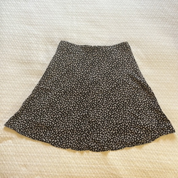 Reitmans black and white patterned skirt || size 6 - Picture 3 of 7